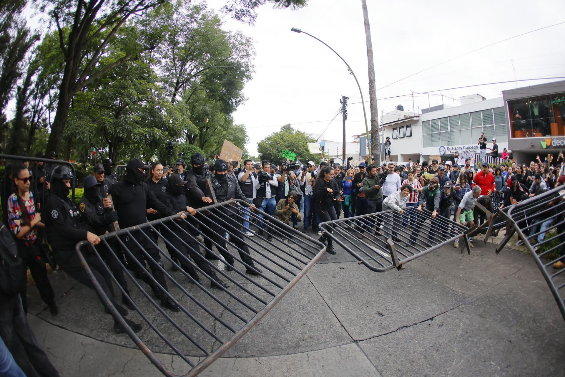 Los manifestantes exigieron soluciones ante las denuncias sobre la calidad del agua en al menos 320 colonias de la zona metropolitana