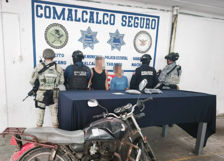 Detienen en Comalcalco a par de sujetos con varias dosis de marihuana