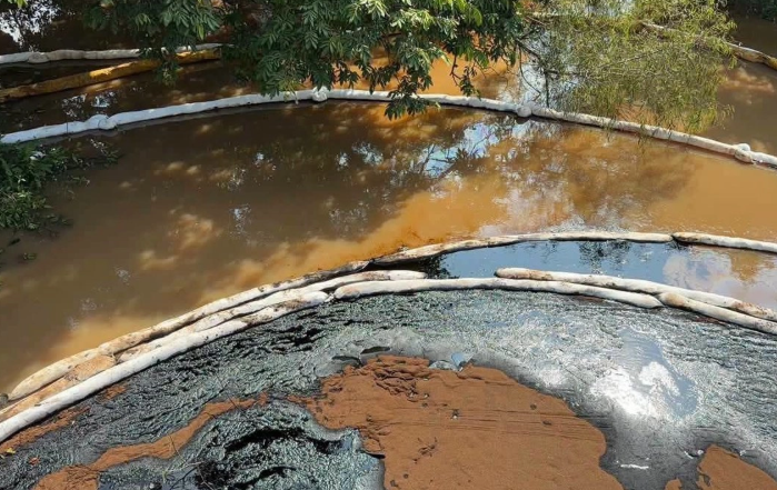 Derrame de diésel contamina arroyo en Veracruz; descartan fuga de Pemex