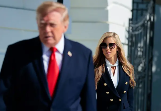 Trump pide a su portavoz reconsiderar su permanencia