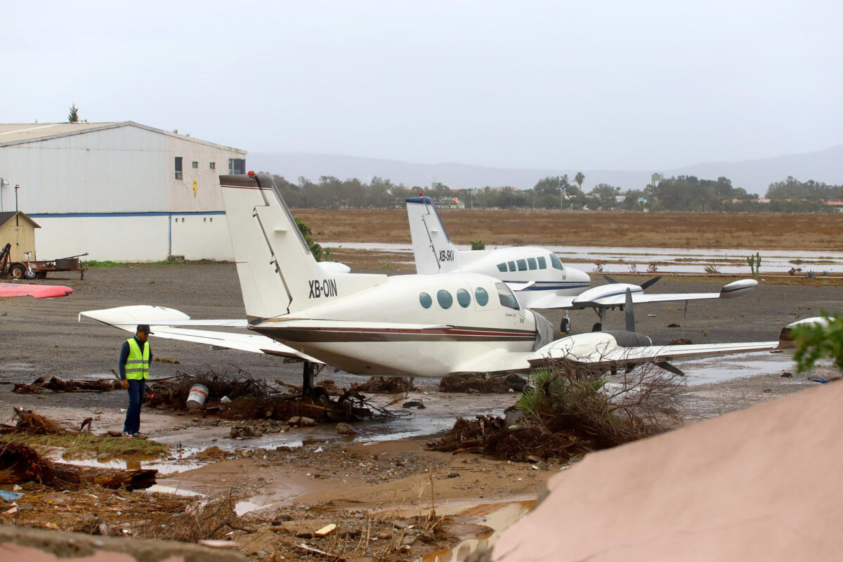 Prolongan cierre de aeropuertos por huracán Simón