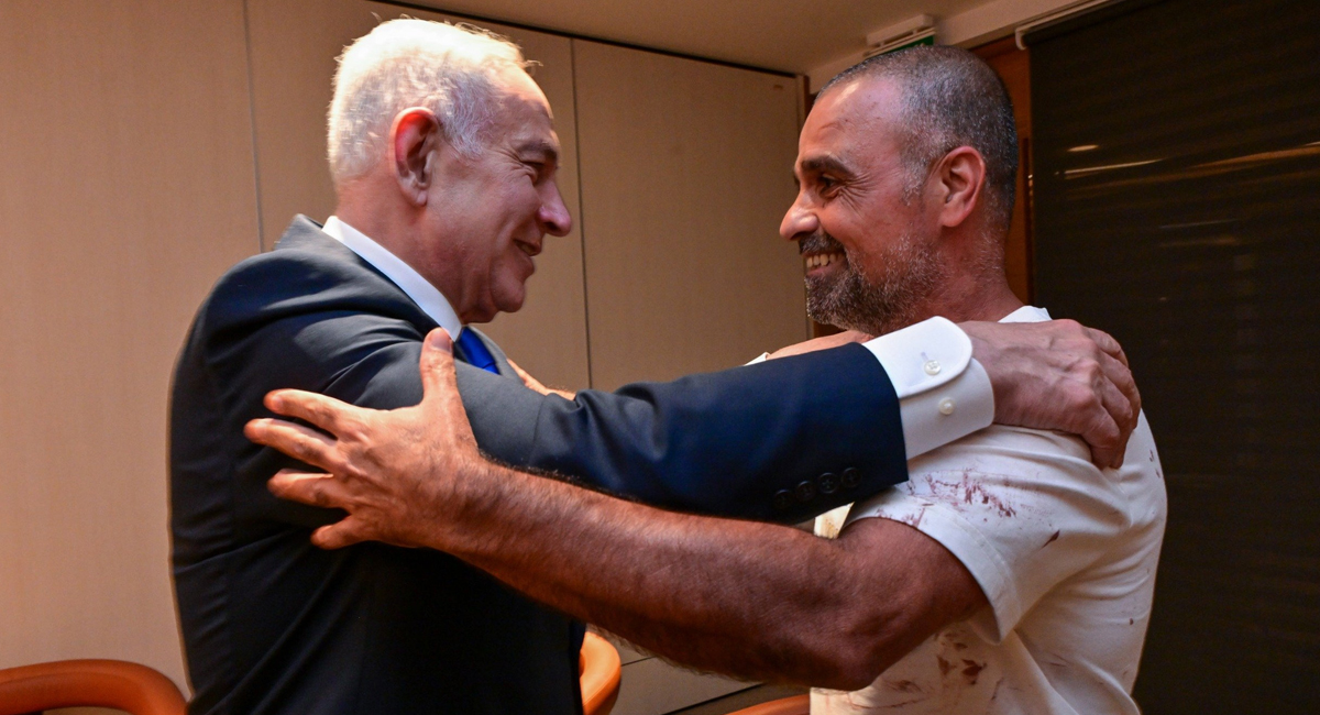 Netanyahu recibe a uno de los pasajeros israelíes que «estranguló» al copiloto del avión