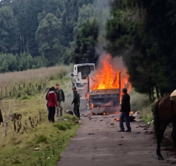 Explota camioneta con pirotecnia durante cabalgata en Edomex