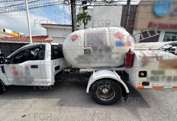 Detienen a dos con 2,800 litros de gas LP en Villahermosa
