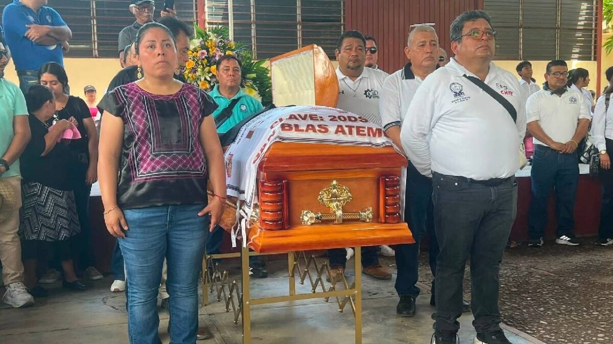 Despiden a maestro asesinado en Oaxaca; su viuda exige justicia