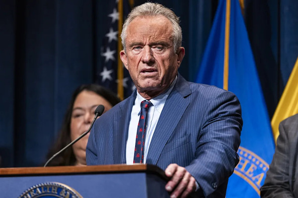 Demandan al secretario de Salud de Estados Unidos