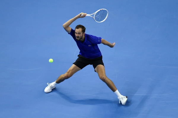 Medvedev golpea a aficionado y queda descalificado