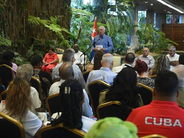 El presidente de Cuba felicita a Morena por sus 15 años