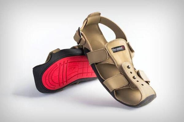 Creó sandalias para niños que se ajustan a varias tallas y no estar comprando a cada rato